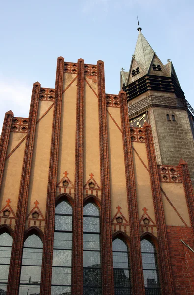 Готическая церковь с башней в Познани — стоковое фото