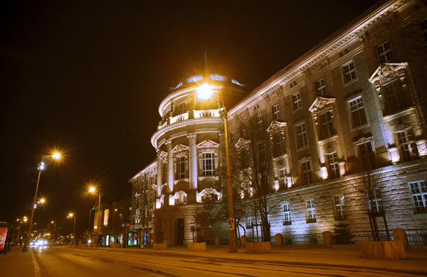 Gebouw van de medische universiteit in poznan per nacht — Stockfoto