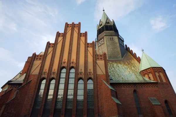 Gotycki kościół z wieżą w Poznaniu — Zdjęcie stockowe