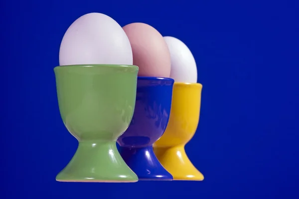 Velikonoční vajíčka na modrém pozadí — Stock fotografie