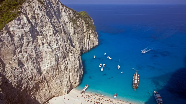 Barcos e na praia de naufrágio na ilha de Zakynthos — Fotografia de Stock