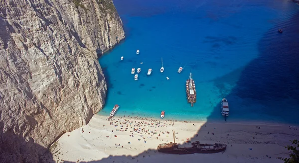 Barcos na praia de naufrágio na ilha de Zakynthos — Fotografia de Stock