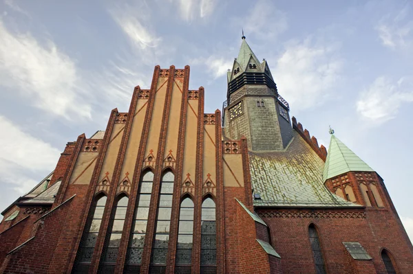 Goottilainen kirkko torni Poznan — kuvapankkivalokuva