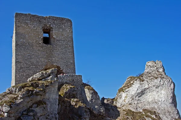 Ruiny średniowiecznego zamku z wieżą w Olsztynie — Zdjęcie stockowe