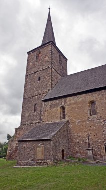 Ortaçağ kilise kule ile