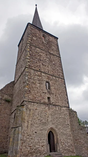 Μεσαιωνική εκκλησία με πύργο — Φωτογραφία Αρχείου