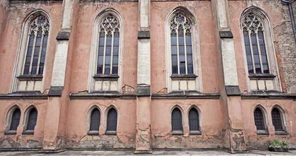 Fönster i gotisk kyrka — Stockfoto