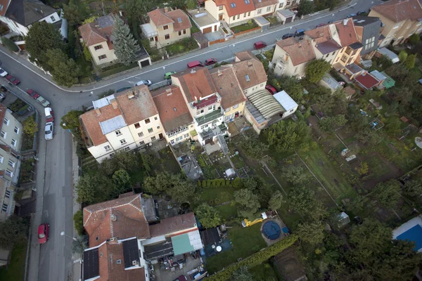 Vista aérea muy detallada de la ciudad con encrucijadas, caminos, casas , —  Fotos de Stock