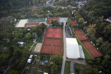 Son derece detaylı hava şehir manzaralı bahçeli, tenis kortları