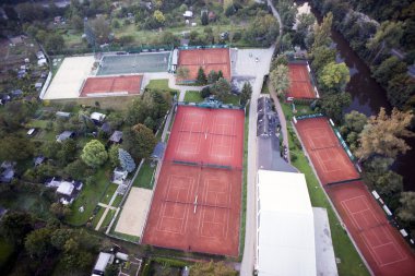 Son derece detaylı hava şehir manzaralı bahçeli, tenis kortları