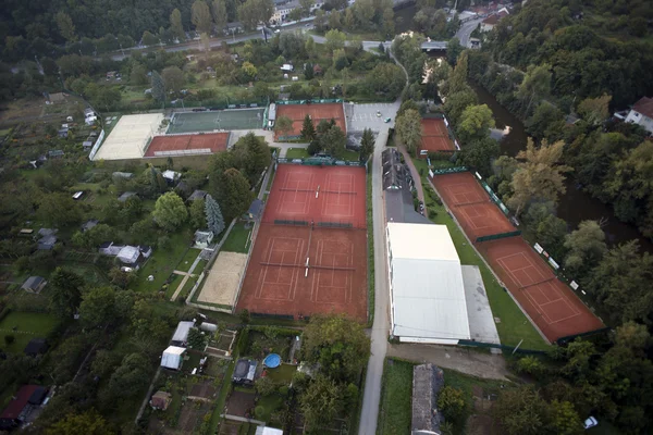 Vue aérienne très détaillée sur la ville avec jardins, courts de tennis — Photo