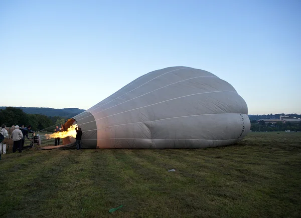 Vullen van de ballon met hete lucht — Stockfoto