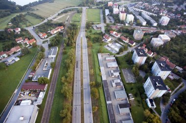 Evlerin ve eski otoyolun havadan görünüşü, Brno, Çek Cumhuriyeti