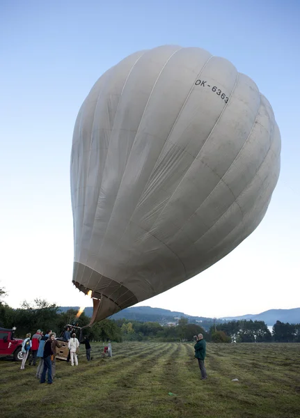 Enchendo o balão com ar quente — Fotografia de Stock