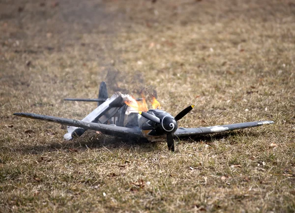 Tweede Wereldoorlog crashte en brandende vliegtuig — Stockfoto