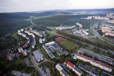 Otopark havadan şehir görünümü ile kavşak, yol, evler, parklar,