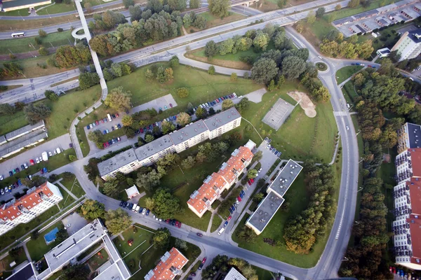 Vista aérea da cidade com encruzilhada, estradas, casas, parques, estacionamento — Fotografia de Stock