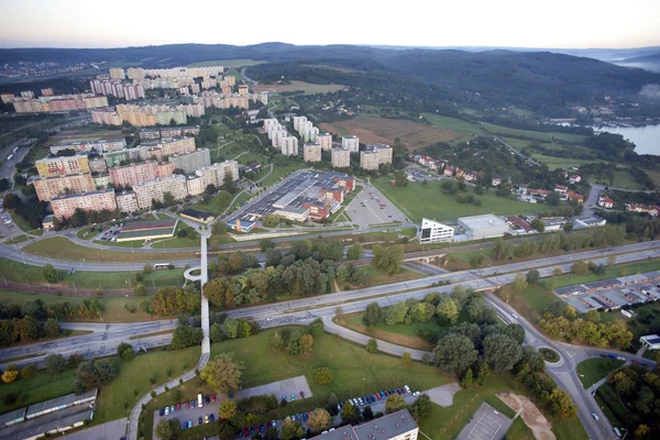 Vista aérea de la ciudad con encrucijada, caminos, casas, parques, estacionamiento —  Fotos de Stock
