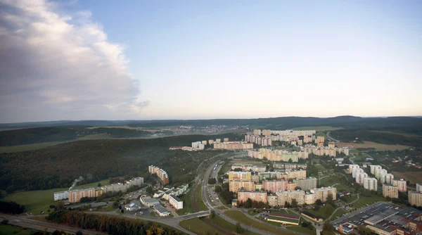 Вид с воздуха на город с перекрестка, дороги, дома, парки, парковка — стоковое фото