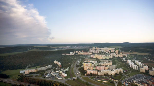 Vista aérea de la ciudad con encrucijada, caminos, casas, parques, estacionamiento —  Fotos de Stock