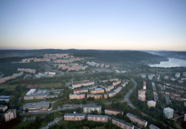 Otopark havadan şehir görünümü ile kavşak, yol, evler, parklar,