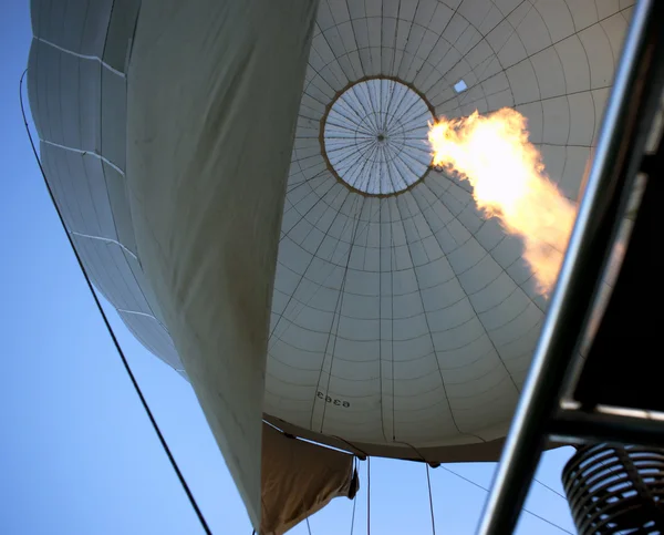 Ar quente enche balão — Fotografia de Stock