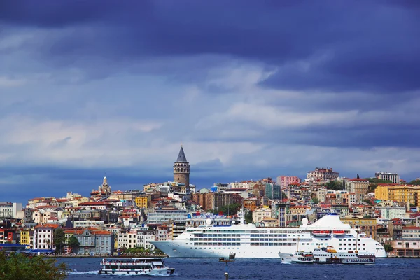 Bosporus en galata tower Rechtenvrije Stockfoto's