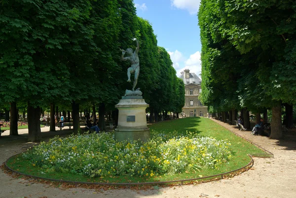 공원 주위에 룩셈부르크 궁전, 파리, 프랑스 — 스톡 사진