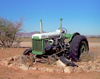 kırık traktör