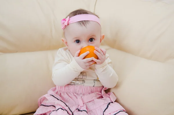Ittle flicka äter apelsin — Stockfoto