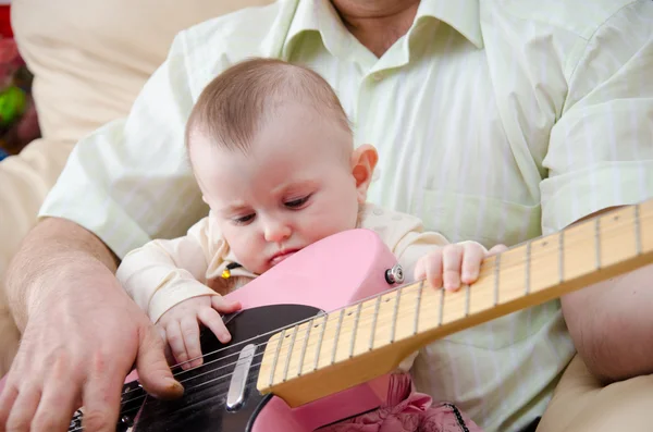 Маленькая девочка и гитара — стоковое фото