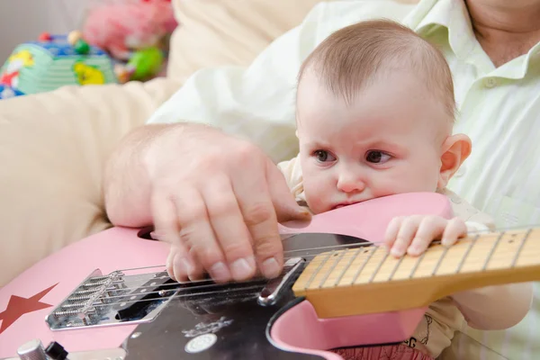 Klein meisje en gitaar — Stockfoto