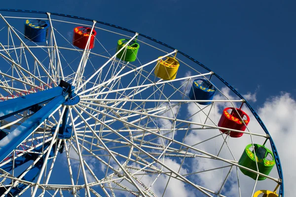 Ferris wiel op blauwe lucht — Stockfoto