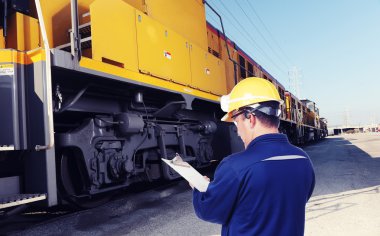 mühendis ile sarı hardhat tren