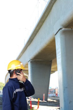 Sarı hardhat ile işçi petrol