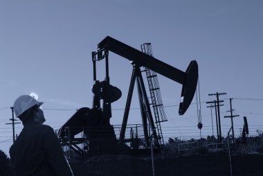 Sarı hardhat ile işçi petrol