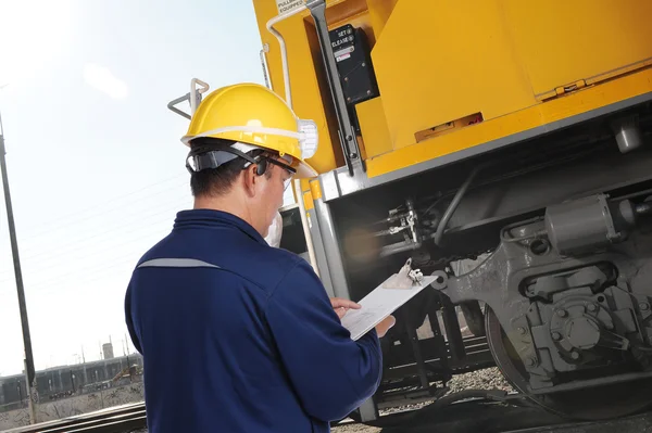Ingeniero de trenes con hardhat amarillo — Foto de Stock