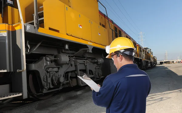 Железнодорожный инженер в жёлтой каске — стоковое фото