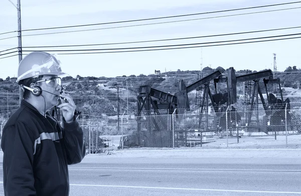 Εργάτης πετρελαίου με ειδικό κίτρινο κράνος — Φωτογραφία Αρχείου
