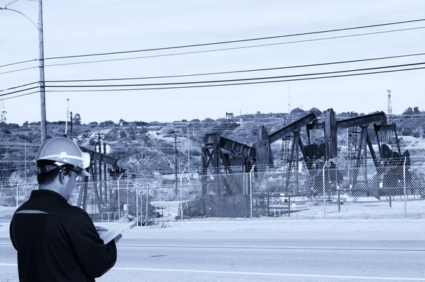 Εργάτης πετρελαίου με ειδικό κίτρινο κράνος — Φωτογραφία Αρχείου