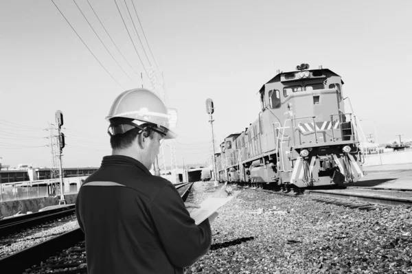 Engenheiro de trem com chapéu amarelo — Fotografia de Stock