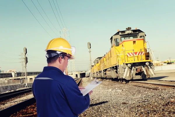 Engenheiro de trem com chapéu amarelo — Fotografia de Stock