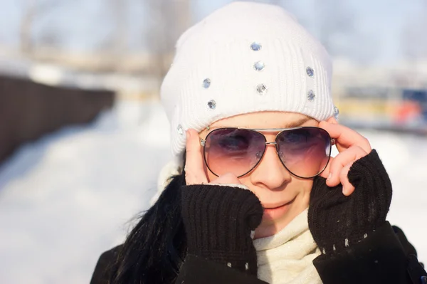 Wintermädchen mit Sonnenbrille lizenzfreie Stockfotos