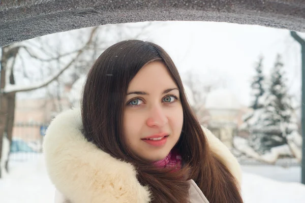 Κορίτσι χειμώνα σε ένα παλτό — Φωτογραφία Αρχείου