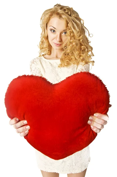 Atractiva joven mujer sosteniendo el corazón — Foto de Stock