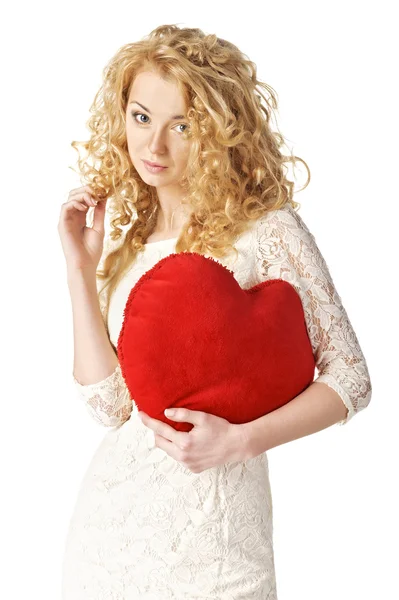 Νεαρή ξανθιά που κρατώντας μια κόκκινη καρδιά — Φωτογραφία Αρχείου