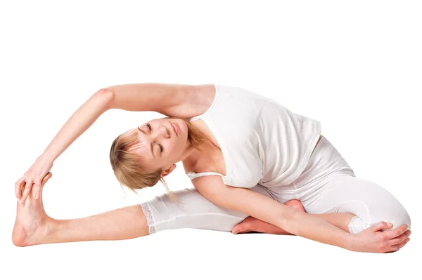 Jeune femme faisant de l'exercice de yoga — Photo
