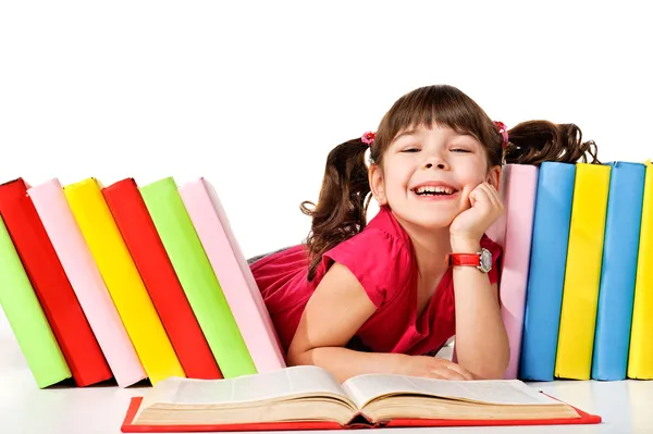 Glückliches kleines Mädchen liest ein Buch auf dem Fußboden — Stockfoto
