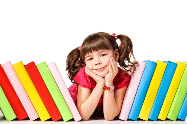 Kleines Mädchen mit einem Buch auf dem Boden — Stockfoto