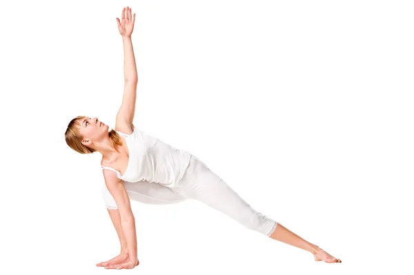 Vacker ung kvinna som gör yoga övning — Stockfoto